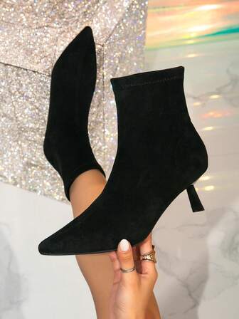 1 双纯色时尚高跟踝靴，尖头小猫跟弹力短靴，适合冬季户外穿着