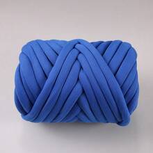 1 rotolo di filato grosso e spesso super voluminoso, grande 250g ± 20g, circa 2cm di larghezza, morbido e confortevole, perfetto per la lavorazione a mano, la filatura e le creazioni fai-da-te. Questo filato per tessuti lavorati a maglia è morbido e versatile, adatto per uncinetto e maglia di borse, cuscini, bambole, coperte, pantofole e vari progetti artigianali all'uncinetto.