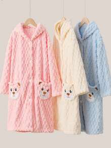 一件可爱儿童连帽浴袍，采用柔软珊瑚绒面料，保暖舒适，男女童皆宜，不掉毛，吸水性强，速干，可机洗，适用于浴室、卧室、酒店、游泳池等场所，也是节日礼物、生日礼物、浴巾、可穿戴毛巾、浴袍、浴室装饰、浴室配件和情人节礼物的理想之选。