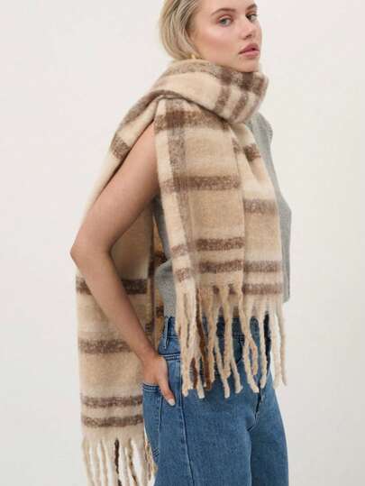 1条女士新款蓬松流苏围巾，保暖舒适，防风保暖，适合户外活动，日常百搭，秋冬季可搭配连衣裙