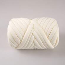 1 rotolo di filato grosso e spesso super voluminoso, grande 250g ± 20g, circa 2cm di larghezza, morbido e confortevole, perfetto per la lavorazione a mano, la filatura e le creazioni fai-da-te. Questo filato per tessuti lavorati a maglia è morbido e versatile, adatto per uncinetto e maglia di borse, cuscini, bambole, coperte, pantofole e vari progetti artigianali all'uncinetto.