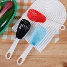 1 pièce Cuillère de cuisine multifonctionnelle avec bloc de couleurs, convient pour écraser les aliments et les pommes de terre écrasées, et une cuillère à mélanger multifonctionnelle qui peut égoutter l'eau