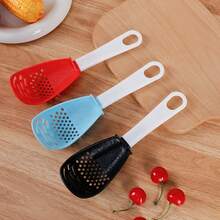 1 pièce Cuillère de cuisine multifonctionnelle avec bloc de couleurs, convient pour écraser les aliments et les pommes de terre écrasées, et une cuillère à mélanger multifonctionnelle qui peut égoutter l'eau