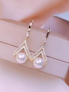 A Champagne Pearl Earring With A Minimalist And Niche Design, A New High-End Earring