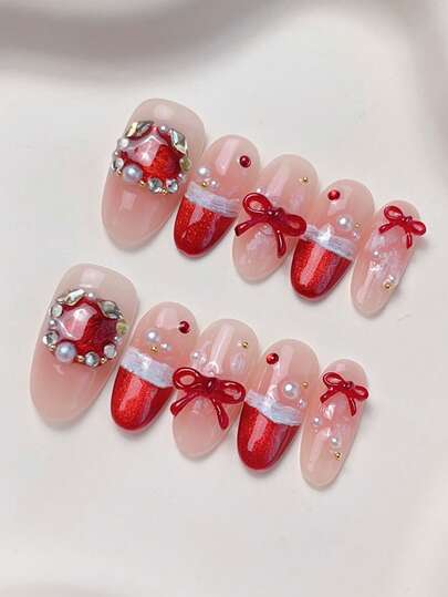 10 Stücke mittel-lange mandelförmige Nägel in Weihnachtsrot mit Schneeflocken-Weihnachts-Blush-Atmosphäre, französische Maniküre, reine Handarbeit, Fertig-Nagel-Produkt. Handbemalter weißer Gips-Weihnachtsbaum (Dekorationsfarbe Edelsteinfarbe zufällig), Schneeflocken, fünfzackige Sterne und andere Dekorationselemente.