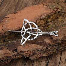 Un broche de nudo celta antiguo, bufanda de invierno unisex, chal y accesorio de moda para suéter, decoración artística para ropa y manualidades