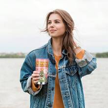 1 cană auto izolată din oțel inoxidabil, de 20 oz, imprimată cu un model de inimă cu brad de Crăciun și un model de litere englezești, decorată cu inimioare și flori, poate fi folosită în mai multe scene, o alegere bună pentru uz personal sau pentru a fi oferită cadou, de Crăciun sau de ziua de naștere.