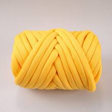 1 rotolo di filato grosso e spesso super voluminoso, grande 250g ± 20g, circa 2cm di larghezza, morbido e confortevole, perfetto per la lavorazione a mano, la filatura e le creazioni fai-da-te. Questo filato per tessuti lavorati a maglia è morbido e versatile, adatto per uncinetto e maglia di borse, cuscini, bambole, coperte, pantofole e vari progetti artigianali all'uncinetto.