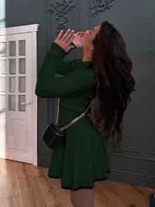 Bộ đồ 2 mảnh gồm áo polo dài tay ôm sát và chân váy midi thắt eo thêu hình bướm mùa xuân 2026, bộ đồ 2 mảnh dành cho nữ, trang phục dự tiệc, trang phục ngày lễ tình nhân, trang phục năm mới, trang phục phong cách Y2K cho nữ, trang phục ngày lễ, trang phục dự tiệc, trang phục đi nghỉ mát, trang phục ngày lễ, trang phục mùa xuân, trang phục mùa hè, trang phục sinh nhật, trang phục du lịch biển. - Màu xanh lá cây đậm - Xem 5