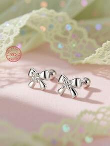 1 对 925 纯银防过敏蝴蝶结耳钉，可爱迷人，镶嵌闪亮方晶锆石，螺旋耳背设计，佩戴稳固，精美礼盒，适合日常佩戴或节日，适合送给女孩、朋友、返校、圣诞节的礼物