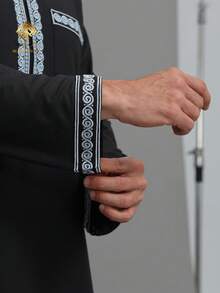 AL HARAMAIN Áo choàng nam Haramain Thoub thêu họa tiết, kiểu dáng thời trang, có mũ trùm đầu, phong cách Ma-rốc, tay dài, bán chạy nhất, áo choàng Ả Rập có mũ trùm đầu dành cho nam giới, áo choàng cầu nguyện tay dài mềm mại, có thể giặt máy, phù hợp cho mọi mùa và các dịp lễ tôn giáo | Thiết kế cổ áo có mũ trùm đầu | Chất liệu mịn | Trang phục trang trọng dành cho nam giới, áo choàng truyền thống Ả Rập kiểu Ma-rốc có mũ trùm đầu. - màu đen - Xem 5