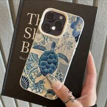 1 件 TPU 材质浅底蓝色调海龟和贝壳拼布图案时尚百搭个性化手机壳，适合作为送给女朋友、最好的朋友、妻子、情侣、阿姨、老板、姐妹、情侣、同学、老师、生日、节日的礼物 - 兼容 13/17/16/15/14/13/12/11/Pro/ProMax/PLUS、Redmi 手机 - 白色 - 查看 2