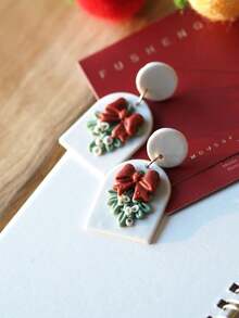 1 par de pendientes de arcilla polimérica de Navidad para mujeres, joyería hecha a mano para días festivos con diseños de hombre de jengibre, casa de nieve, lazo y flor, pendientes colgantes festivos, accesorios de declaración lindos para fiestas, idea de regalo para Navidad, joyería elegante de temporada en rojo y blanco