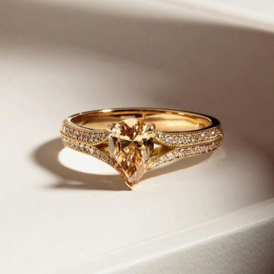 18K 镀金铜戒指，镶嵌闪亮香槟色椭圆形合成方晶锆石 - 非常适合婚礼、订婚、周年纪念、情人节、圣诞节、奢华风格、派对配饰 - 金色 - 查看 1