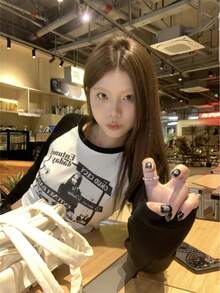 女式休闲短款插肩袖T恤，卡通字母印花，拼色，修身，百搭，春秋季 - 黑與白 - 查看 6