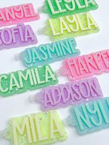 Chaveiro com nome personalizado em acrílico para mochila, bolsa de fraldas, lancheira, presente para mulheres, família e meninas. Colorido, fofo, adorável, divertido, kawaii, Y2K, estiloso, unissex, casual, personalizado, único, sob medida. Presente ideal para ele, para ela, namorado, namorada, família, amigos, material escolar, para adolescentes, alunos do ensino fundamental, ensino médio, universitários, calouros, veteranos, estudantes dos primeiros anos. Delicado, romântico, utilitário e chique. - prateado - Ver 2