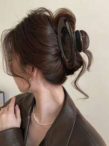 Women's Oval Hollow Claw-Shaped Hair Clip, Asymmetric Hair Claw, Chocolate Brown Hair Accessory, Classic Fashionable High-End Hair Claw, Acrylic Material Hair Clip, Suitable For Thick Or Voluminous Hair For Half-Up Or Full Updo Hairstyles Elegant Claw Clip Summer Beach Vacay - Chocolate Brown - View 3