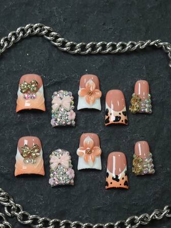 CrystalHola 圣诞美甲10片纯手工可穿戴假指甲，短款鸭嘴形，立体雕花，镶满立体钻石，美甲套装，美甲，全覆盖设计，经久耐用，派对聚会必备，送礼首选，新年美甲万圣节美甲