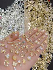 30/50 件 3D 奢华金银花蝴蝶美甲装饰套装随机，合金包括水钻、珍珠、心形、蝴蝶结美甲饰物 Y2K 金属美甲配件哥特风格朋克闪亮白粉色水钻美甲宝石 DIY 礼物适合女孩亚克力压模指甲手机壳鞋子衣服包美甲用品 - 彩色 - 查看 1