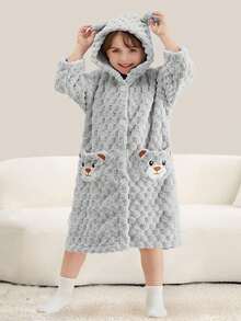 一件可爱儿童连帽浴袍，采用柔软珊瑚绒面料，保暖舒适，男女童皆宜，不掉毛，吸水性强，速干，可机洗，适用于浴室、卧室、酒店、游泳池等场所，也是节日礼物、生日礼物、浴巾、可穿戴毛巾、浴袍、浴室装饰、浴室配件和情人节礼物的理想之选。