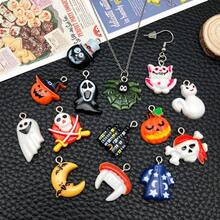 1 paquete de dijes de resina de Halloween de colores aleatorios con diseños de fantasmas, calabazas, calaveras y murciélagos para hacer manualidades de joyería como pulseras, collares y aretes para el Día de los Muertos y fiestas de Halloween
