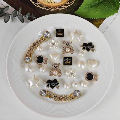 24 pingentes decorativos para sapatos DIY - ursos brilhantes, corações, estrelas, peixes, pérolas artificiais, correntes de strass. Material leve não metálico, moda Y2K, versátil e fofo, unissex. Adequado para sapatos de praia de EVA, sandálias, decoração de sapatos removíveis e presentes de Natal.