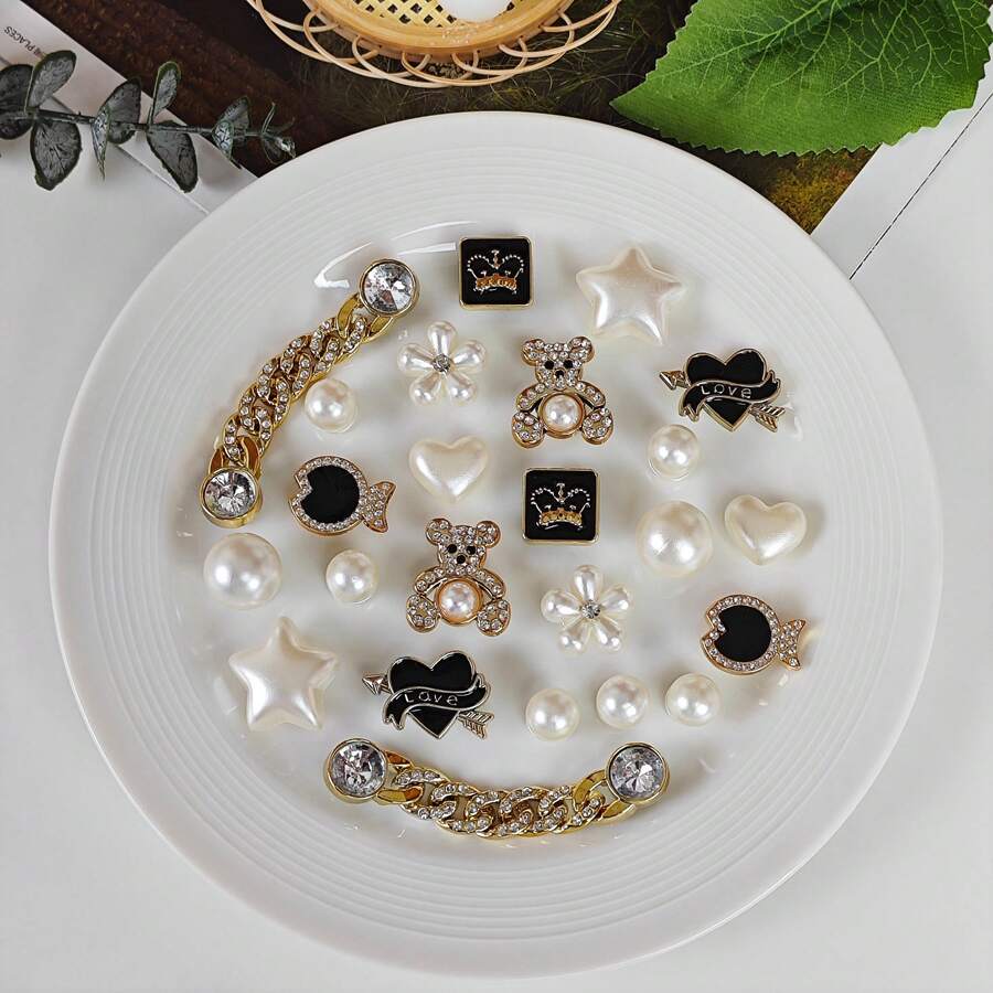 24 pingentes decorativos para sapatos DIY - ursos brilhantes, corações, estrelas, peixes, pérolas artificiais, correntes de strass. Material leve não metálico, moda Y2K, versátil e fofo, unissex. Adequado para sapatos de praia de EVA, sandálias, decoração de sapatos removíveis e presentes de Natal.