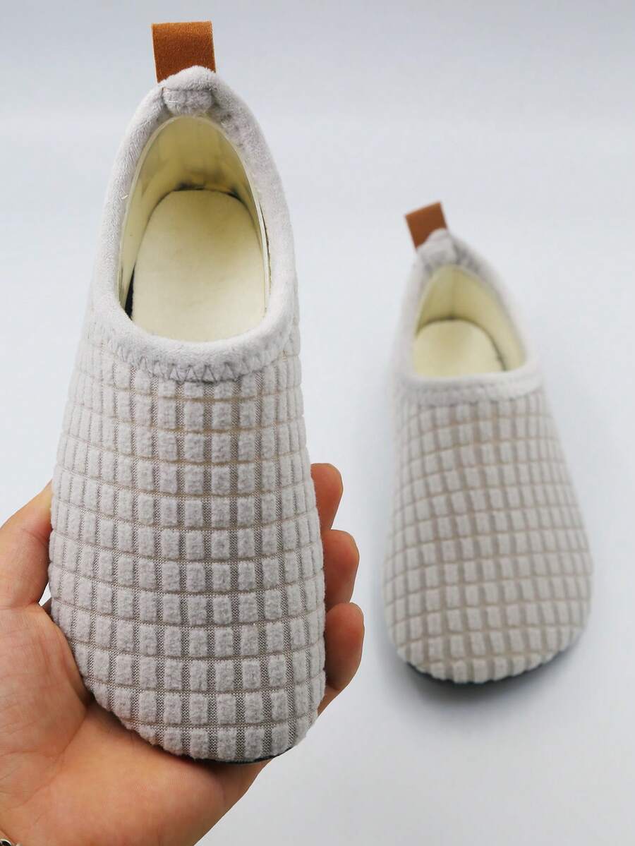 Giày đi trong nhà lông ấm áp nhẹ dễ thương cho bé gái bé trai, giày đi bộ đế mềm chống trượt thoải mái cho trong nhà, mùa thu và mùa đông