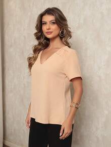 DUOUNO MODAS - WOMEN'S SHORT SLEEVE BLOUSE IN DUNAS FABRIC, V-NECKLINE WITH PLEATED DETAILS ON THE SHOULDER - WOMEN'S BLOUSES - 淺杏色 - 查看 3