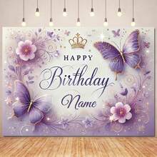 可定制姓名主题紫色蝴蝶“生日快乐”背景幕布，饰以金色滚边和闪亮皇冠花卉图案。非常适合用于婴儿派对、蛋糕桌背景以及摄影道具/乙烯基横幅。