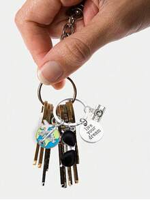 这款钥匙扣以飞行员名言“活出你的梦想”为主题，并饰有飞机、太阳镜和遮阳帽等旅行元素。它采用锌合金材质，风格运动简约，是一款独特的手机配件，适合挂在女士钱包或手机上。这款钥匙扣可以作为礼物送给朋友、家人和女朋友，也可以用作户外装备、派对装饰、礼品或纪念品，还可以挂在女士包包或汽车上。 - 彩色 - 查看 6