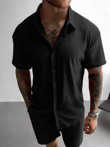 GloMan 男士纯色休闲两件套，采用纽扣门襟设计，宽松短袖衬衫搭配抽绳短裤，面料柔软略带弹性，舒适透气，适合街头穿着、日常休闲、周末外出、社交聚会等场合。红色度假两件套，情侣款，母亲节礼物佳选。 - 黑色 - 查看 3