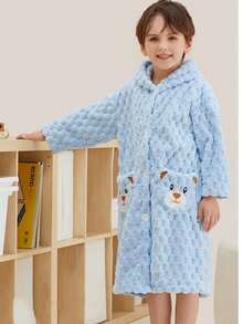 一件可爱儿童连帽浴袍，采用柔软珊瑚绒面料，保暖舒适，男女童皆宜，不掉毛，吸水性强，速干，可机洗，适用于浴室、卧室、酒店、游泳池等场所，也是节日礼物、生日礼物、浴巾、可穿戴毛巾、浴袍、浴室装饰、浴室配件和情人节礼物的理想之选。