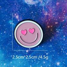 Broche de liga de zinco com distintivo de rosto sorridente em desenho animado rosa, broche redondo com letras em inglês para meninas, fecho antiderrapante, acessório versátil e presente para amigos