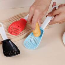 1 pièce Cuillère de cuisine multifonctionnelle avec bloc de couleurs, convient pour écraser les aliments et les pommes de terre écrasées, et une cuillère à mélanger multifonctionnelle qui peut égoutter l'eau