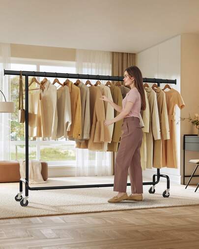 SONGMICS Portant à Vêtements avec Roulettes, Tringle Extensible pour Charge Lourde, Capacité de Charge 110 kg, 45 x (160-200) x 162,9 cm, Porte-manteau, en Métal, Chromé, Noir Mat