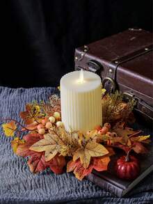 Una corona de vela decorativa de Halloween/Navidad para decorar el centro de la mesa de otoño. Hecha de hojas artificiales, bayas, girasoles y piñas. Presenta un tema otoñal y tiene un estilo rústico natural. Colores: amarillo, naranja, rojo. Forma: circular. Diseño de varias capas.