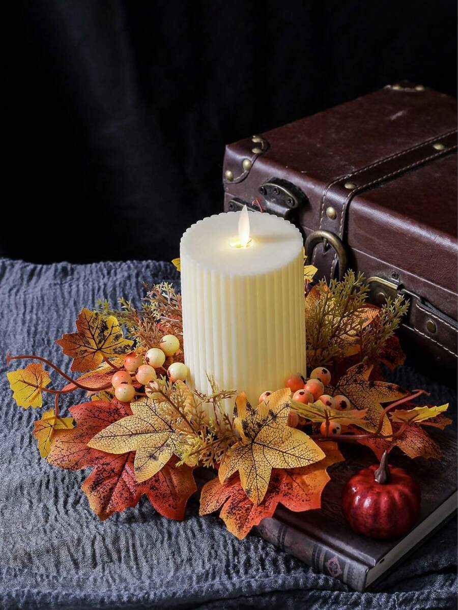 Una corona de vela decorativa de Halloween/Navidad para decorar el centro de la mesa de otoño. Hecha de hojas artificiales, bayas, girasoles y piñas. Presenta un tema otoñal y tiene un estilo rústico natural. Colores: amarillo, naranja, rojo. Forma: circular. Diseño de varias capas.