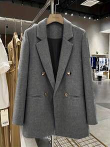 Elegante blazer de mujer de doble botonadura en gris claro - Moda atemporal para mujeres | Prenda esencial y versátil de armario en unicolor con botones y bolsillos delanteros