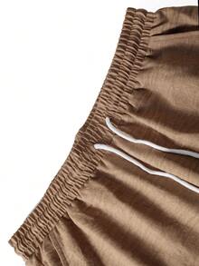 Conjunto casual masculino de outono/inverno, com cardigan de gola polo, camisa de manga comprida e calça reta e solta com cordão, em tecido similar ao linho, para uso casual. Conjunto de camisa casual masculina, blusa de manga comprida de cor sólida sem elasticidade, camisa de abotoamento simples com bolsos e punhos abotoados, calça com cordão e dois bolsos. Moderno e moderno, adequado para passeios, encontros, viagens e deslocamento diário para o escritório. 100% poliéster, lavável à mão ou na máquina.