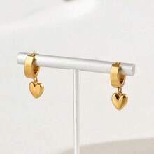 1 Paar 18 Karat vergoldete klassische multifunktionale anspruchsvolle herzförmige Ohrringe, vielseitiger Anhänger aus Titan-Stahl mit geometrischem Herz-Design, geeignet für den täglichen Gebrauch von Frauen oder als Geschenk für Liebste, kreiert eine einzigartige ästhetische Welt an den Ohren