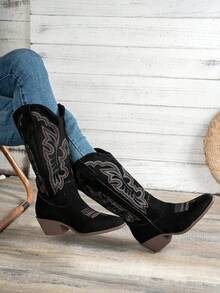 Botas Altas Pretas Femininas, Novidade Outono/Inverno 2025, Botas de Cano Médio em Camurça com Bordado, Cor Sólida, Salto Grosso, Slip-On, Botas Rosas, Estilo Ocidental, Botas Equestres Cáqui, Versáteis, Elegantes, Moda Diária, Adequadas para Uso Externo, Botas Cáqui Plus Size Femininas