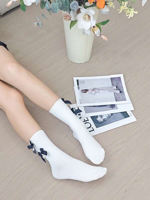 زوج من الجوارب متوسطة الطول مزين بفيونكة اللؤلؤ