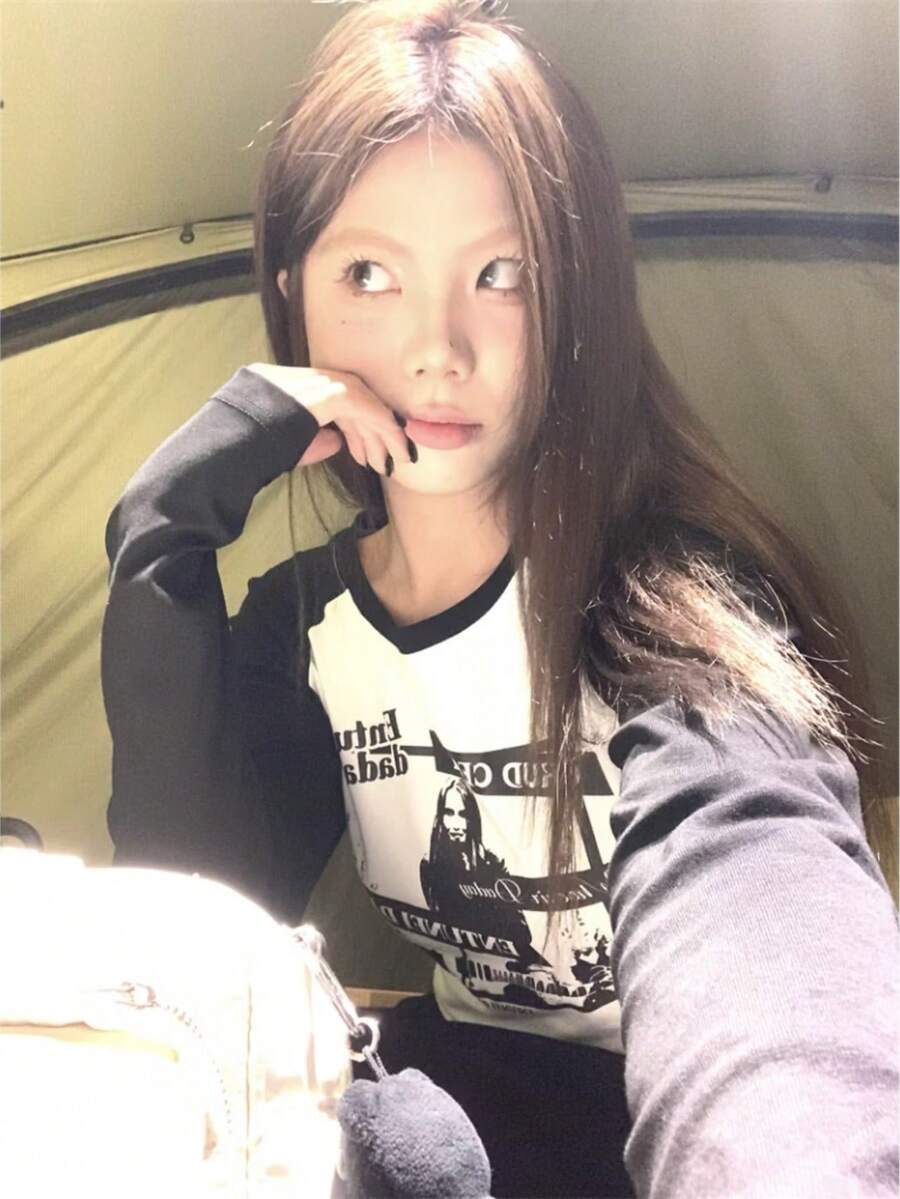 女式休闲短款插肩袖T恤，卡通字母印花，拼色，修身，百搭，春秋季 - 黑與白 - 查看 1