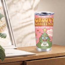 1 cană auto izolată din oțel inoxidabil, de 20 oz, imprimată cu un model de inimă cu brad de Crăciun și un model de litere englezești, decorată cu inimioare și flori, poate fi folosită în mai multe scene, o alegere bună pentru uz personal sau pentru a fi oferită cadou, de Crăciun sau de ziua de naștere.