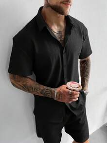 GloMan 男士纯色休闲两件套，采用纽扣门襟设计，宽松短袖衬衫搭配抽绳短裤，面料柔软略带弹性，舒适透气，适合街头穿着、日常休闲、周末外出、社交聚会等场合。红色度假两件套，情侣款，母亲节礼物佳选。 - 黑色 - 查看 2