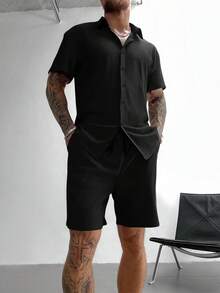 GloMan 男士纯色休闲两件套，采用纽扣门襟设计，宽松短袖衬衫搭配抽绳短裤，面料柔软略带弹性，舒适透气，适合街头穿着、日常休闲、周末外出、社交聚会等场合。红色度假两件套，情侣款，母亲节礼物佳选。 - 黑色 - 查看 5