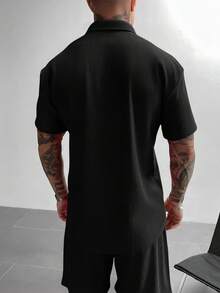 GloMan 男士纯色休闲两件套，采用纽扣门襟设计，宽松短袖衬衫搭配抽绳短裤，面料柔软略带弹性，舒适透气，适合街头穿着、日常休闲、周末外出、社交聚会等场合。红色度假两件套，情侣款，母亲节礼物佳选。 - 黑色 - 查看 7