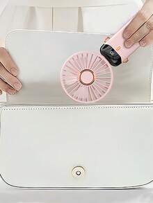 Nouveau mini ventilateur portable USB à affichage numérique silencieux pour bureau d'étudiant, rechargeable pour utilisation en extérieur. Ventilateur électrique mini pliable et portatif avec diffuseur d'aromathérapie, à piles avec écran LED, 800 mAh, 3-en-1 : à main, à suspendre au cou, de bureau, pliable à 90° avec support de base, 5 vitesses réglables, ventilateur de cou portable pour étudiant et extérieur, convient pour le bureau, la chambre, le camping, les voyages ou le ventilateur de bureau portable