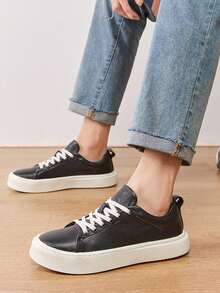 Baskets athlétiques minimalistes décontractées pour hommes avec bout rond et lacets, en couleurs contrastées